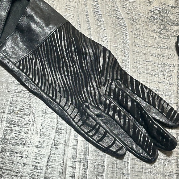 Fioretto Long Black Leather Gloves with Snap Closures - Picture 4 of 7